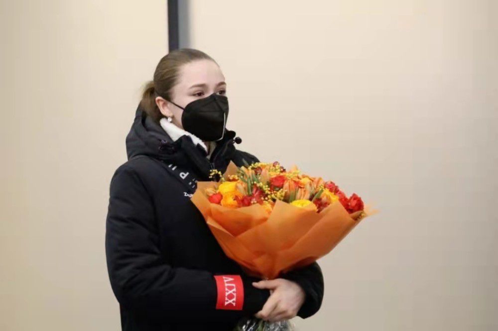 女生扒开腿让男生插
